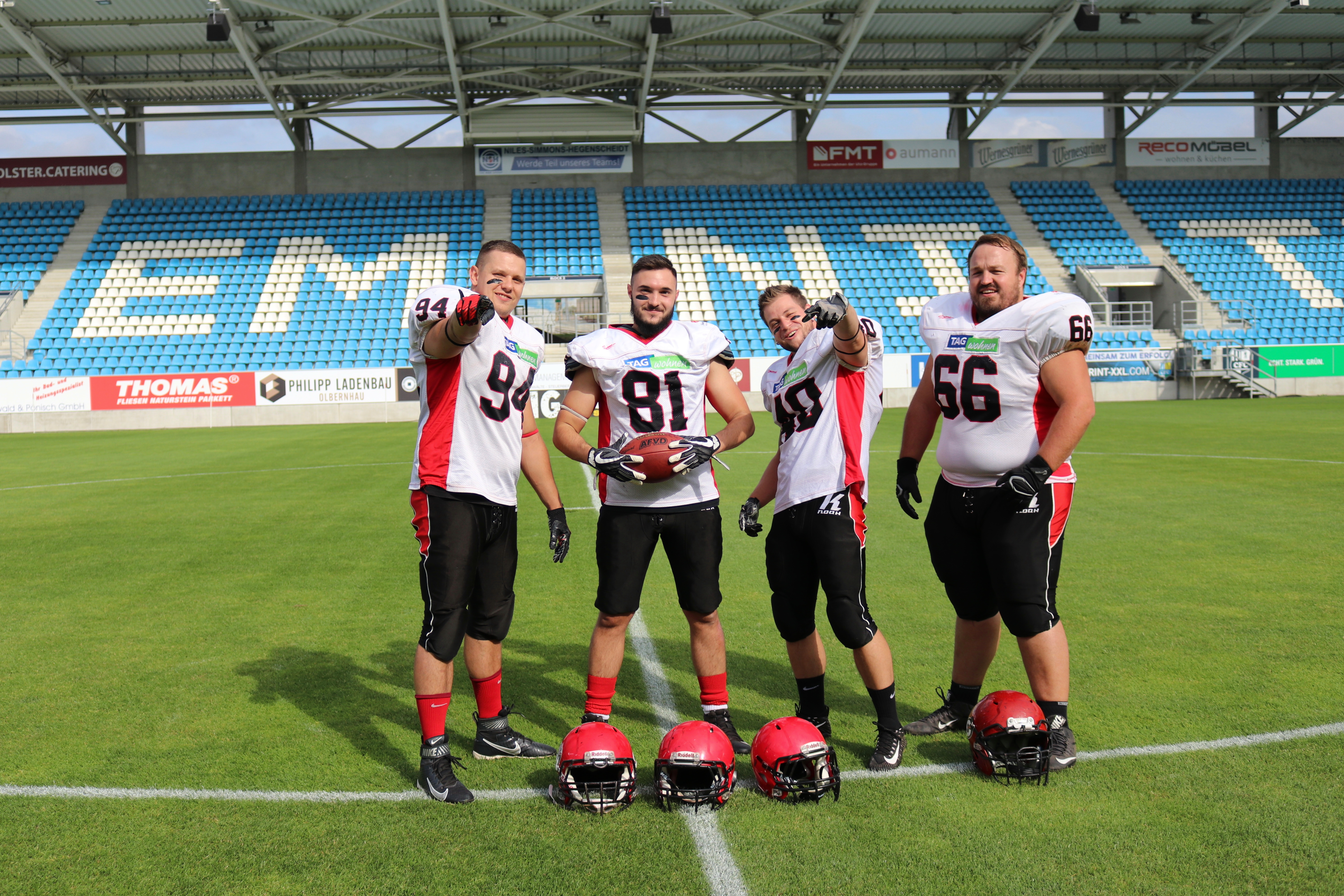 Vier Crusaders-Spieler posiert mit Helmen