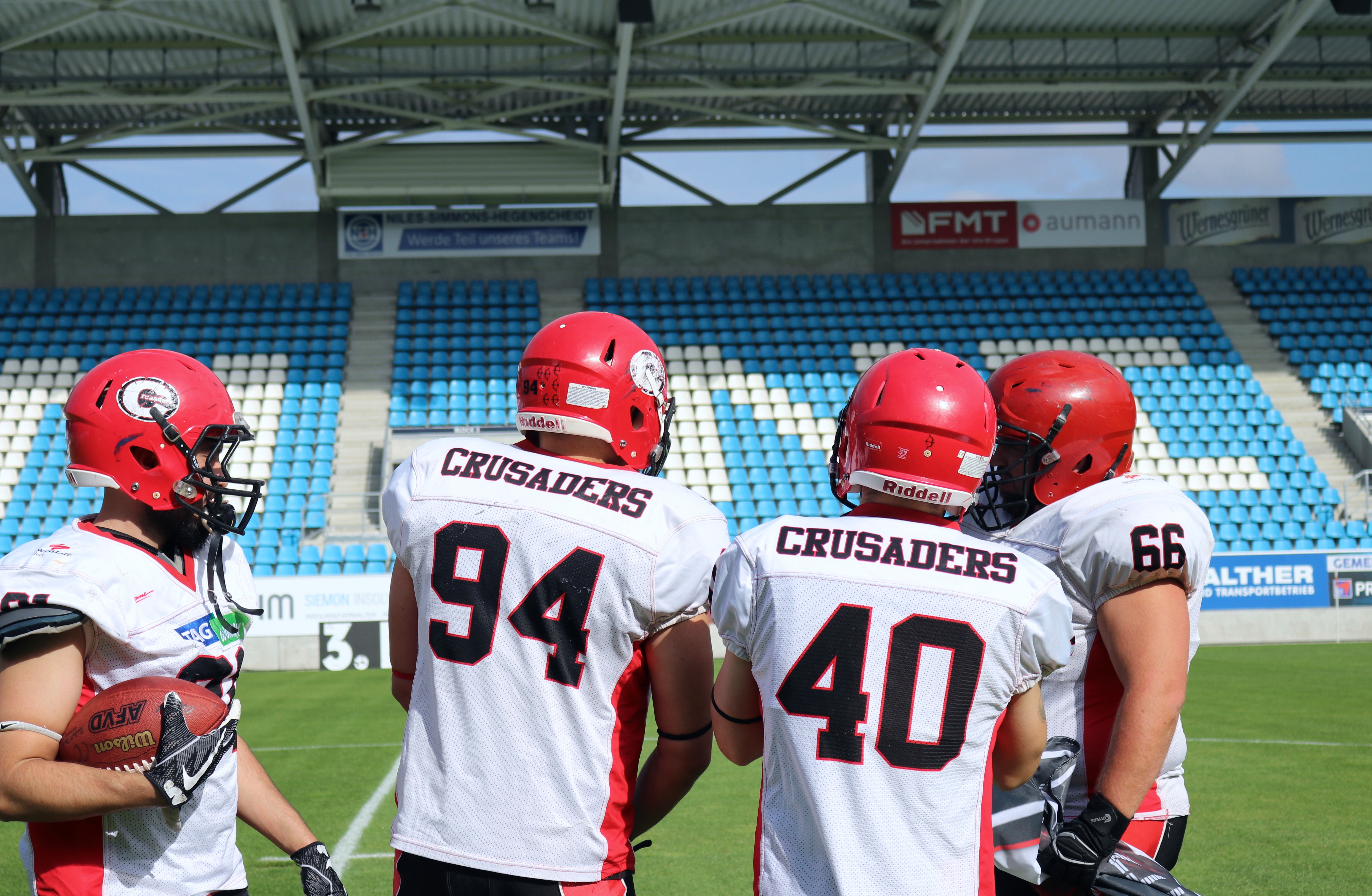 Vier Crusaders-Spieler von hinten im Sportforum Chemnitz
